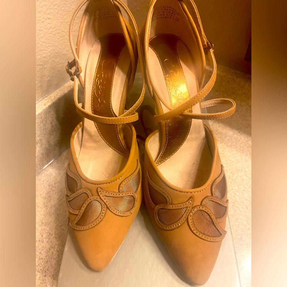 CAPEZIO LATIN DANCE SHOES - SUADE BOTTOM